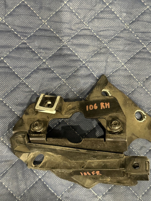 2014 AUDI R8 FRONT PASSENGER RIGHT MOUNT SUPPORT BUMPER BRACKETS 420 807 184 A