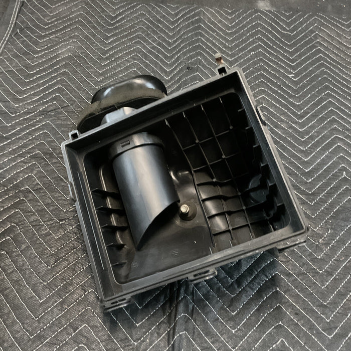 2010 NISSAN TITAN XD AIR CLEANER BOX W/O FILTER OEM Nissan ZE00B