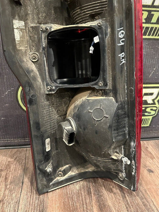 2023-2024 FORD F350 PASSENGER RIGHT HALOGEN TAIL LIGHT OEM *READ/SCUFFS*