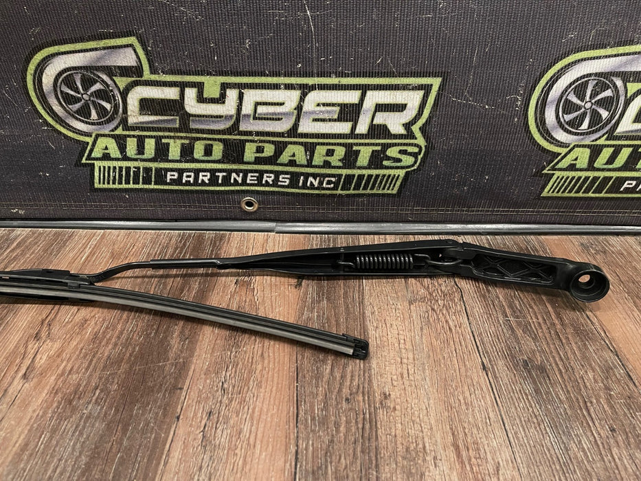 2014 TOYOTA PRIUS V FRONT DRIVER LEFT LH WINDSHIELD WIPER OEM