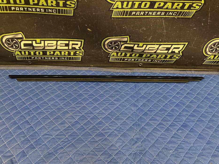 2024 BMW M3 M4 G80 G82 REAR RIGHT BLACK DOOR WINDOW BELT OEM 7465152 07