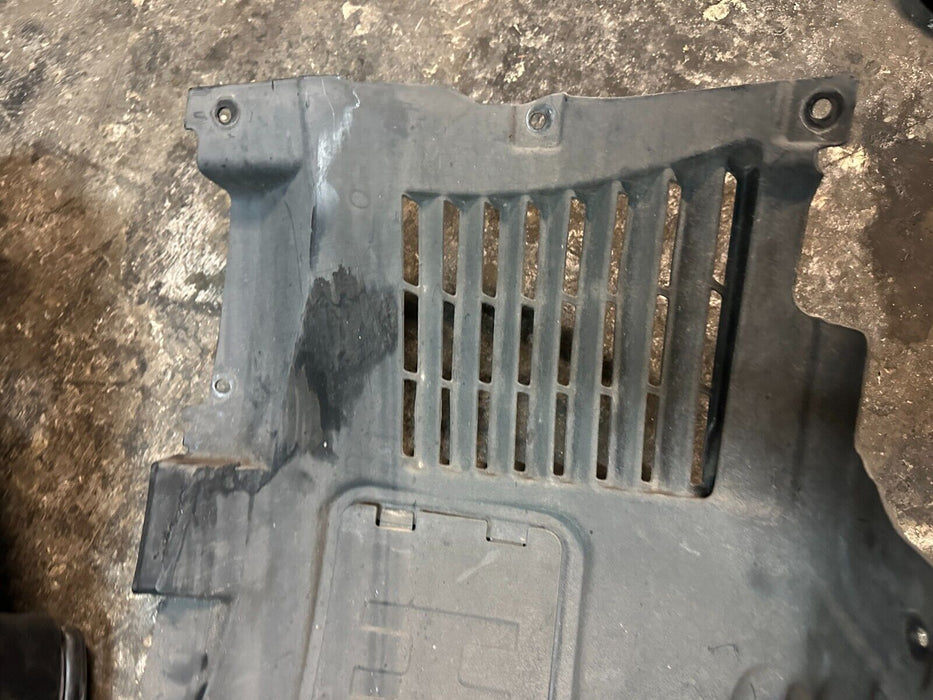 2020 BMW M4 F82 FRONT PASSENGER RIGHT FENDER LINER SET