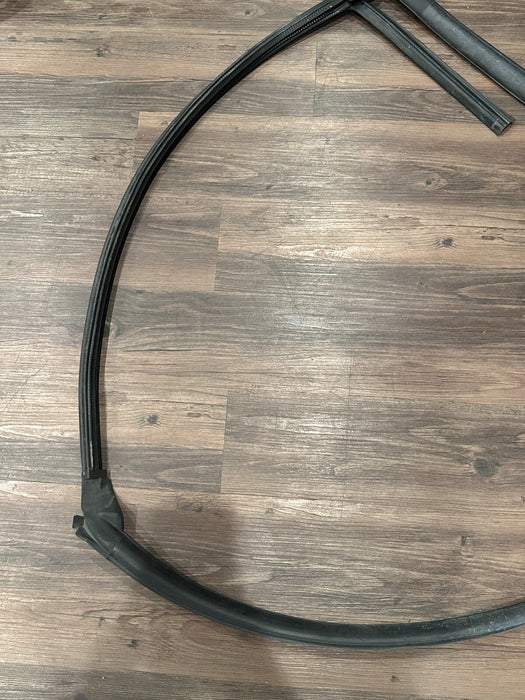 2021 AUDI R8 DRIVER LEFT DOOR WEATHER STRIP SEAL OEM 4S0 837 911