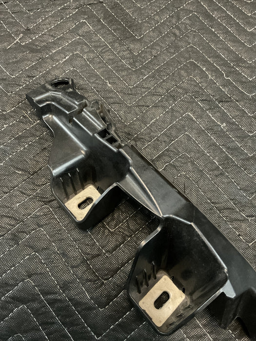 2017 Mercedes C63s AMG W205 REAR RIGHT BUMPER COVER BRACKET OEM 205 885 04 65