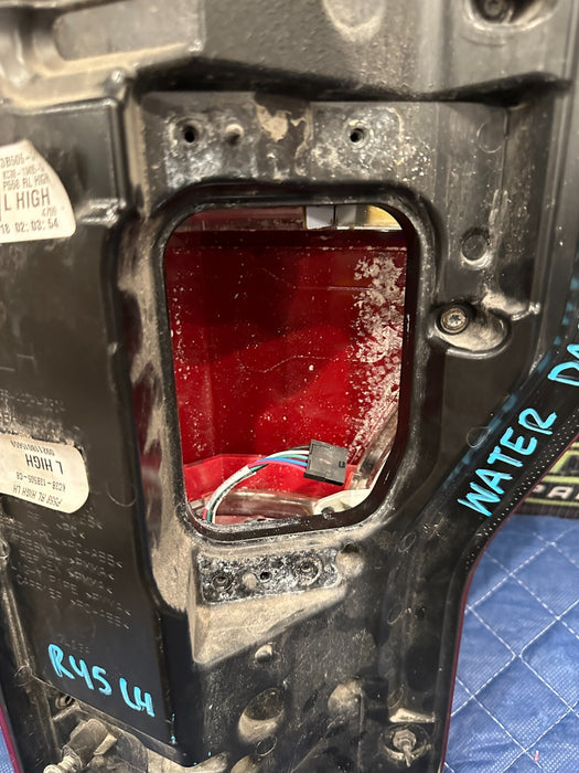 2017-2019 FORD F250 F350 F450 DRIVER LEFT TAIL LIGHT OEM *WATER DAMAGE*