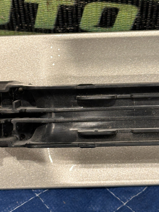 2017-2019 FORD F250 F350 F450 REAR RIGHT WHITE GOLD DOOR HANDLE OEM ~DAMAGE~