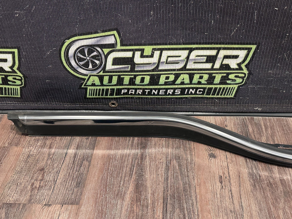 2017-2019 FORD F250 F350 F450 FRONT RIGHT CHROME DOOR WINDOW BELT OEM
