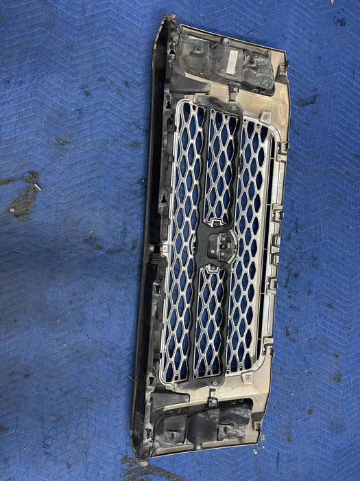 2019 NISSAN TITAN XD CREW FRONT CHROME GRILLE ASSEMBLY W/ CAMERA *MINOR FLAW*