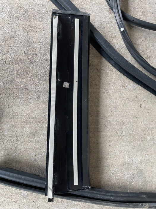 2017-2022 FORD F250 F350 F450 PLATINUM FRONT PASSENGER RH DOOR EXTERIOR TRIM MOL