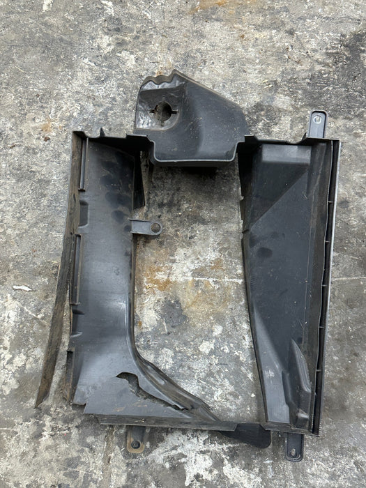 2014 AUDI R8 RIGHT PASSENGER FAN SHROUD OUTER DUCT 420 121 282 B ~CRACKS~