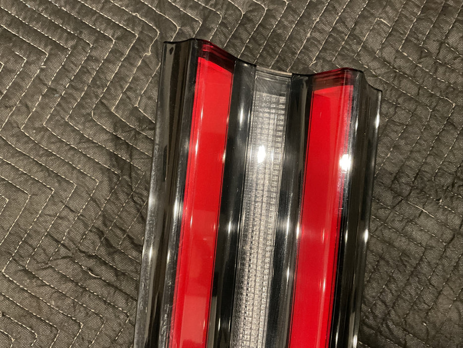 2015 DODGE CHALLENGER SCATPACK RIGHT PASSENGER REAR TAIL LIGHT OEM