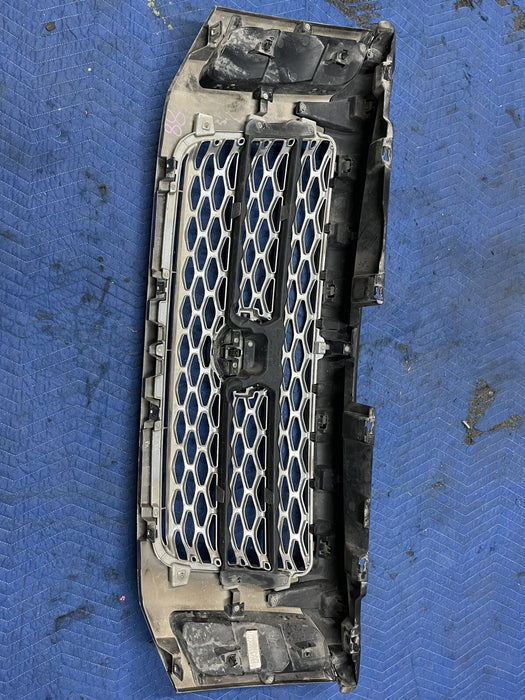 2019 NISSAN TITAN XD CREW FRONT CHROME GRILLE ASSEMBLY W/ CAMERA *MINOR FLAW*