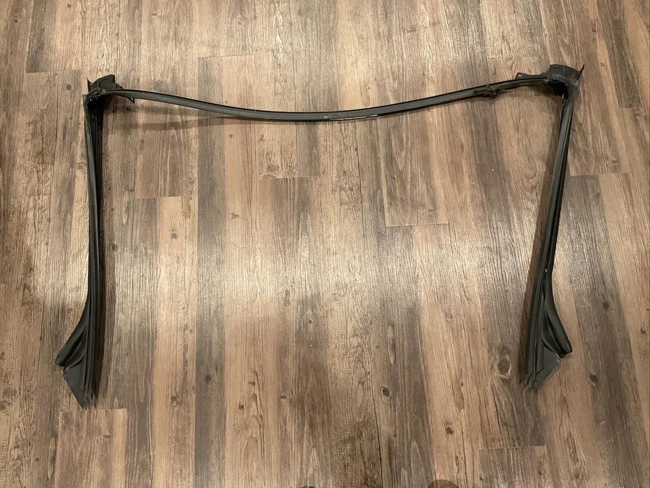 2017 MERCEDES-BENZ C63 AMG CABRIOLET FRONT WINDSHIELD RUBBER SEAL A2056306701