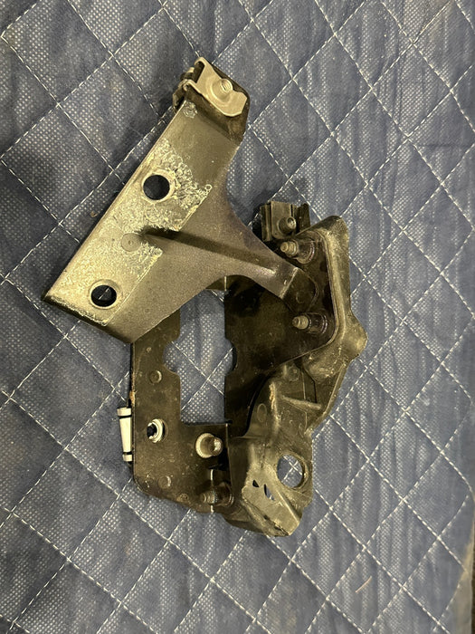 2014 AUDI R8 SPYDER FRONT DRIVER LEFT BRACKET PIECE OEM 420 807 183 A