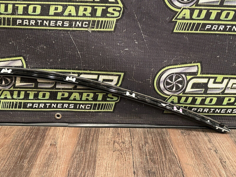 2020 BMW M4 F82 FRONT RIGHT DOOR WINDOW FRAME MOULDING OEM