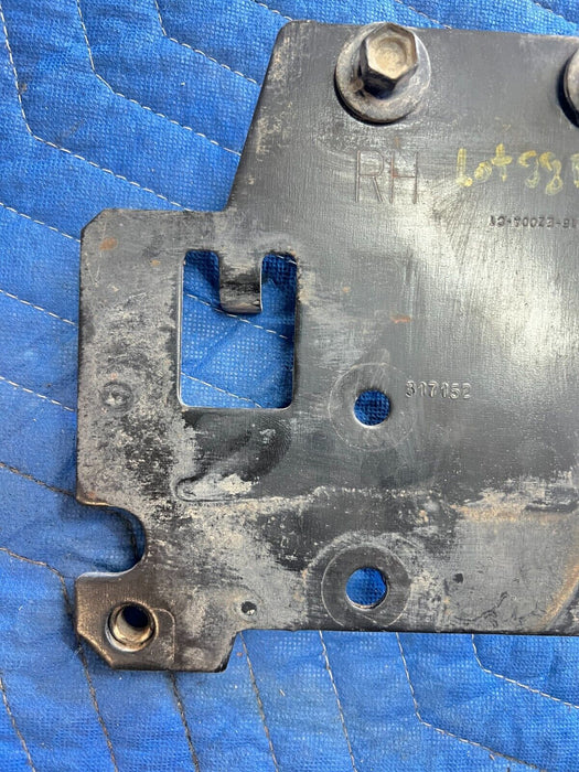 2016 2018 NISSAN TITAN XD PLATINUM FRONT RIGHT BUMPER FACE BAR MOUNT 62216-EZ00A