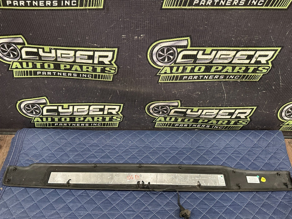 2014 AUDI R8 FRONT PASSENGER RIGHT ILLUMINATED KICK SCUFF SILL PLATE 420 853 372