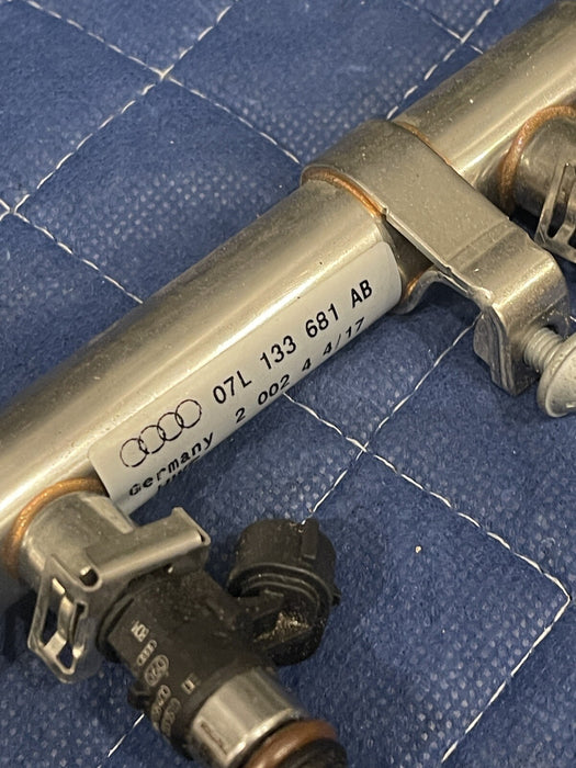 2017 AUDI R8 PLUS UPPER FUEL RAIL FUEL DISTRIBUTORS 07L-133-681-AB PAIR OEM