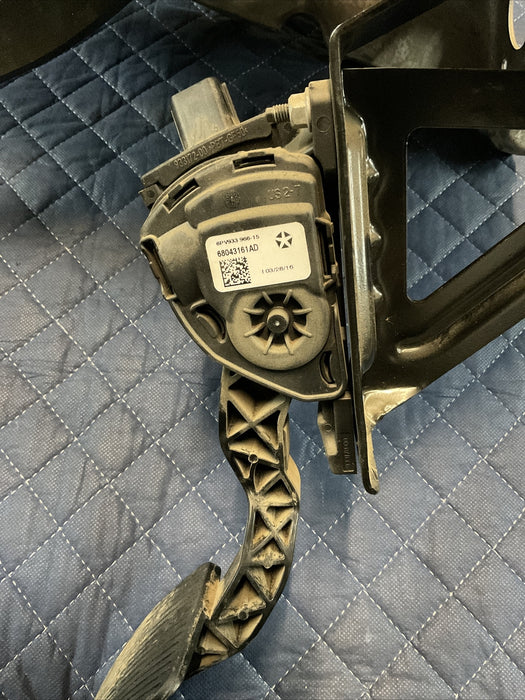 2017 RAM 2500 3500 MEGA CAB LARAMIE GAS BRAKE PEDAL ASSEMBLY OEM 2013-2018