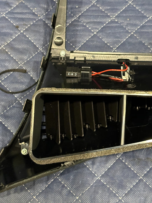 2012 AUDI R8  FRONT CENTER DASH AIR VENT A/C TRIM BEZAL 423 820 951