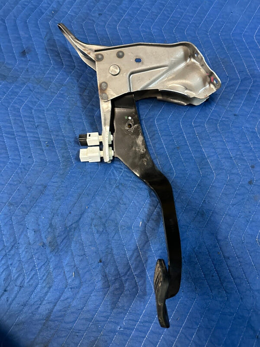 2016 - 2018 NISSAN TITAN XD OEM BRAKE PEDAL OEM 92400 EZ41A