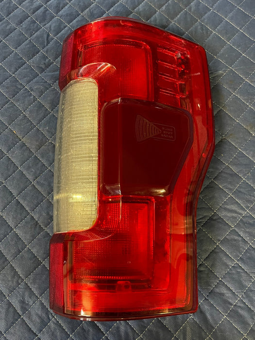 2017-2019 FORD F250 F350 F450 PASSENGER RIGHT TAIL LIGHT OEM *WATER DAMAGE*