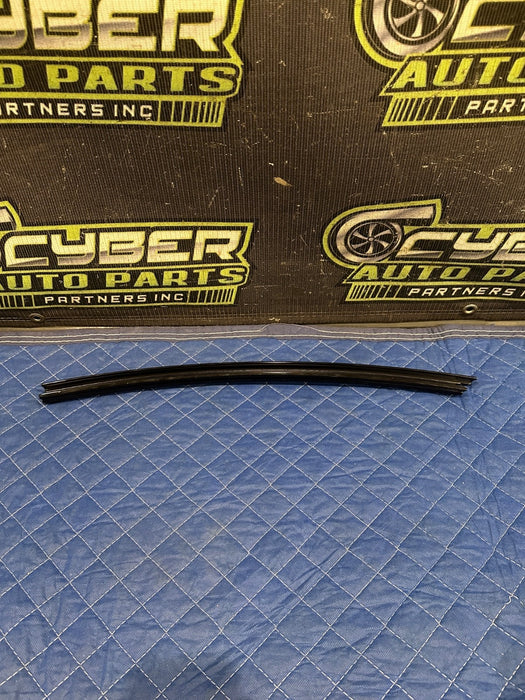 2024 BMW M3 M4 G80 G82 REAR RIGHT DOOR WINDOW STRIP OEM 7465142 08