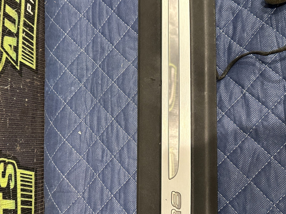 2014 AUDI R8 FRONT PASSENGER RIGHT ILLUMINATED KICK SCUFF SILL PLATE 420 853 372