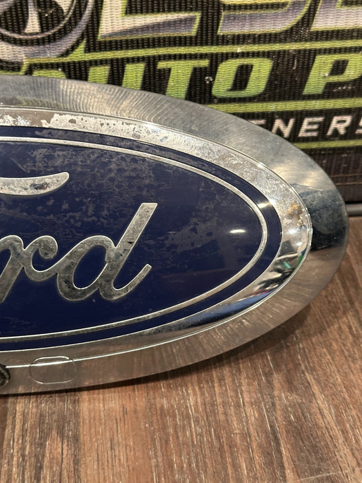 2017-2019 FORD F250 F350 F450 FRONT GRILLE EMBLEM WITH CAMERA HOLE OEM *RESIDUE*
