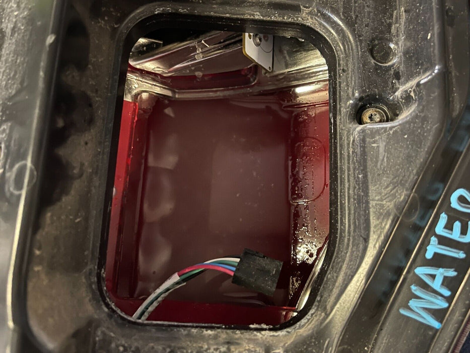 2017-2019 FORD F250 F350 F450 DRIVER LEFT TAILIGHT OEM *WATER DAMAGE*