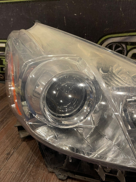 2014 TOYOTA PRIUS V PASSENGER RIGHT HEADLIGHT OEM *SUN DAMAGE/YELLOWING* (READ!)