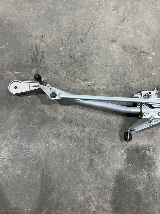 2024 BMW M3 M4 G80 G82 WINDSHIELD WIPER LINKAGE W MOTOR OEM
