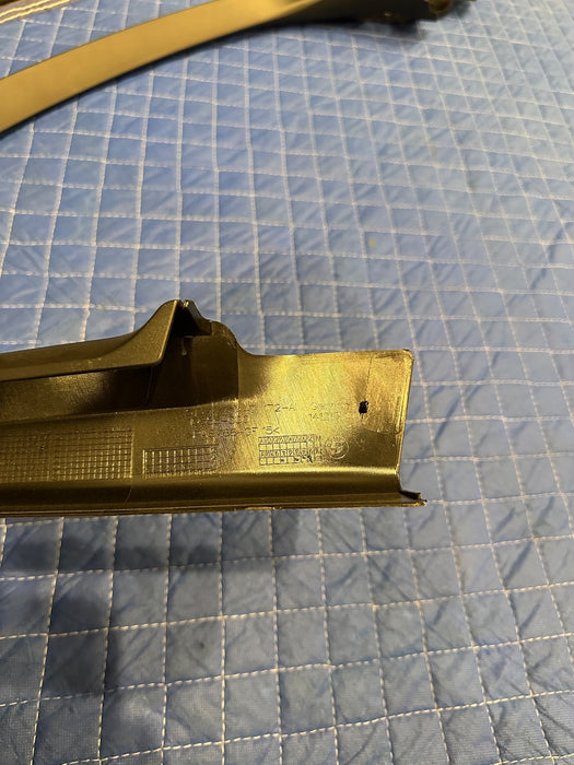 2024 BMW M3 M4 G80 G82 FRONT RIGHT DOOR FRAME MOLDING W SPEAKER OEM 51337447172