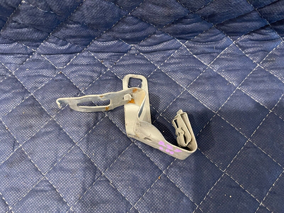 2017 MERCEDES-BENZ C63 AMG FRONT LEFT SHIELD BRACKET OEM 205 524 00 40