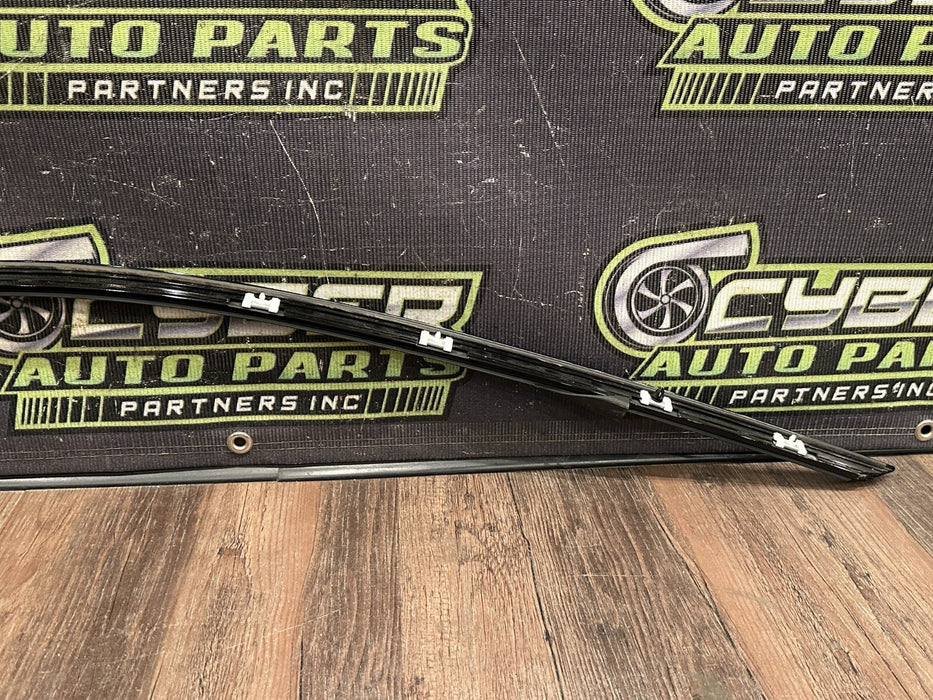 2020 BMW M4 F82 FRONT LEFT DOOR WINDOW FRAME MOULDING OEM