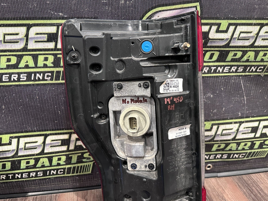 2017-19 FORD F250 F350 F450 PASSENGER RIGHT LED TAIL LIGHT OEM *SCUFFS 5-6*