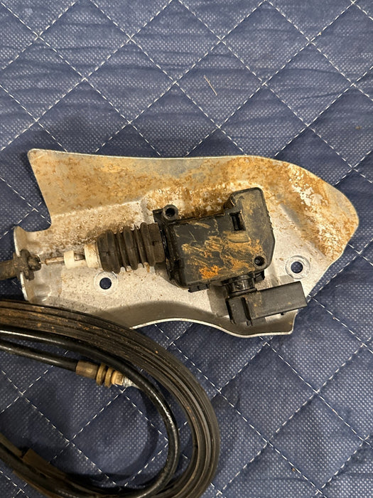 2014 AUDI R8 OEM FUEL FILLER DOOR LOCK ACTUATOR 420 827 606 C