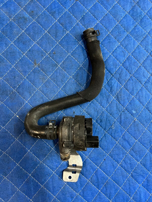 2015 MERCEDES C63S AMG RIGHT AUXILIARY WATER PUMP W/ HOSE PIPE LINES OEM