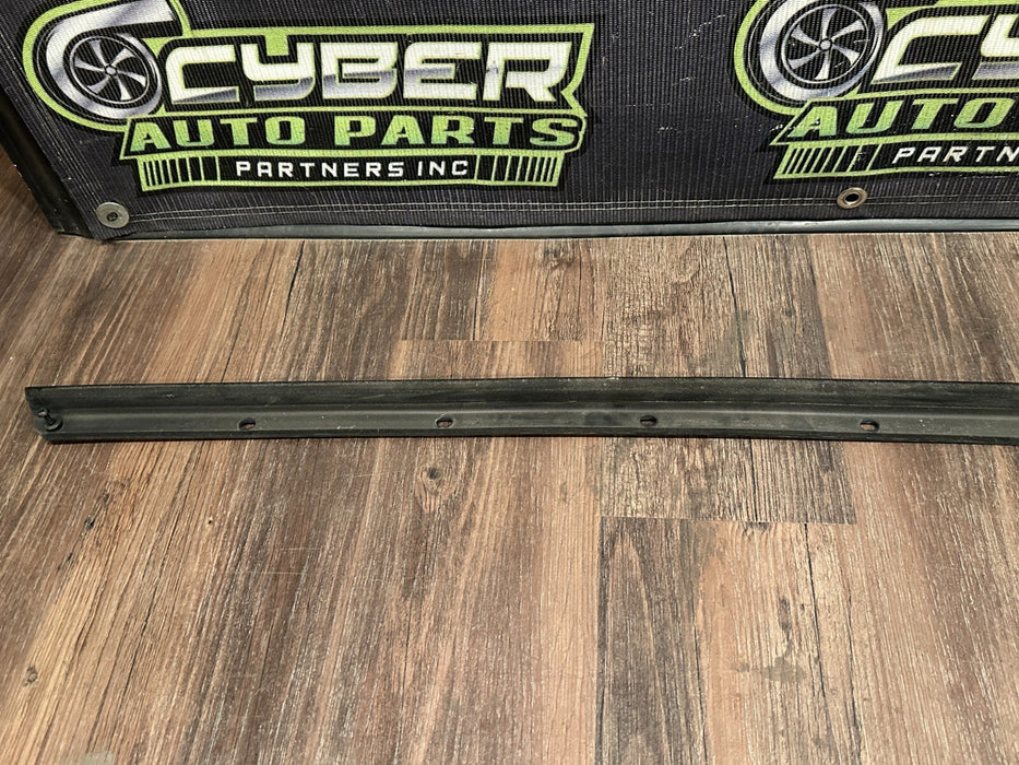 2021 AUDI R8 DRIVER LEFT DOOR WINDOW WEATHER STRIP BELT OEM 4S0 837 477