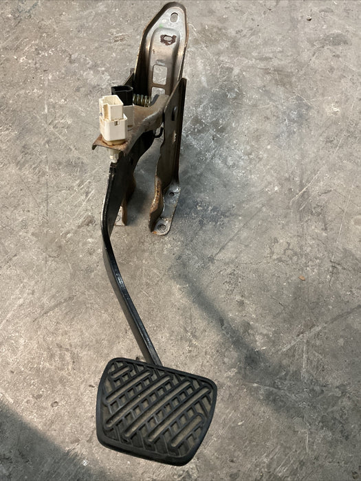 2016-2018 NISSAN TITAN XD BRAKE/ STOP PEDAL /BRACKET OEM