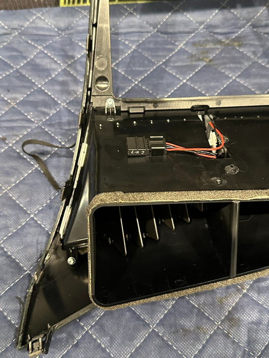 2012 AUDI R8  FRONT CENTER DASH AIR VENT A/C TRIM BEZAL 423 820 951