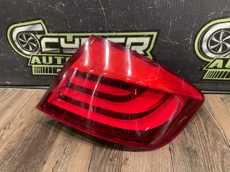 2011 BMW 550i F10 5 SERIES PASSENGER RIGHT LED OUTER TAILIGHT *MINOR CRACK/READ*