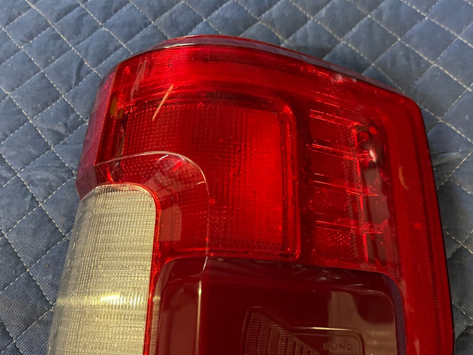 2017-2019 FORD F250 F350 F450 PASSENGER RIGHT TAIL LIGHT OEM *WATER DAMAGE*