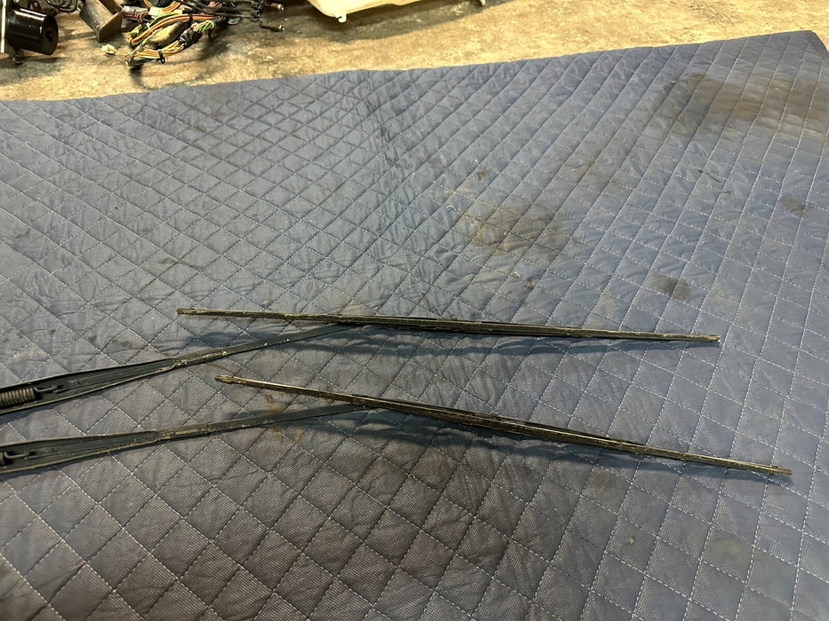 2006-2008 RAM 3500 WINDSHIELD WIPERS PAIR LEFT RIGHT OEM