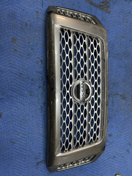2019 NISSAN TITAN XD CREW FRONT CHROME GRILLE ASSEMBLY W/ CAMERA *MINOR FLAW*