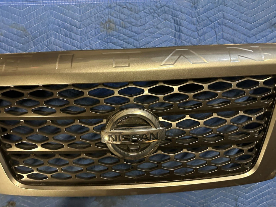 2016-2019 NISSAN TITAN XD PRO-4X GRILLE W/ CAMERA EMBLEM PAINTED GREY OEM