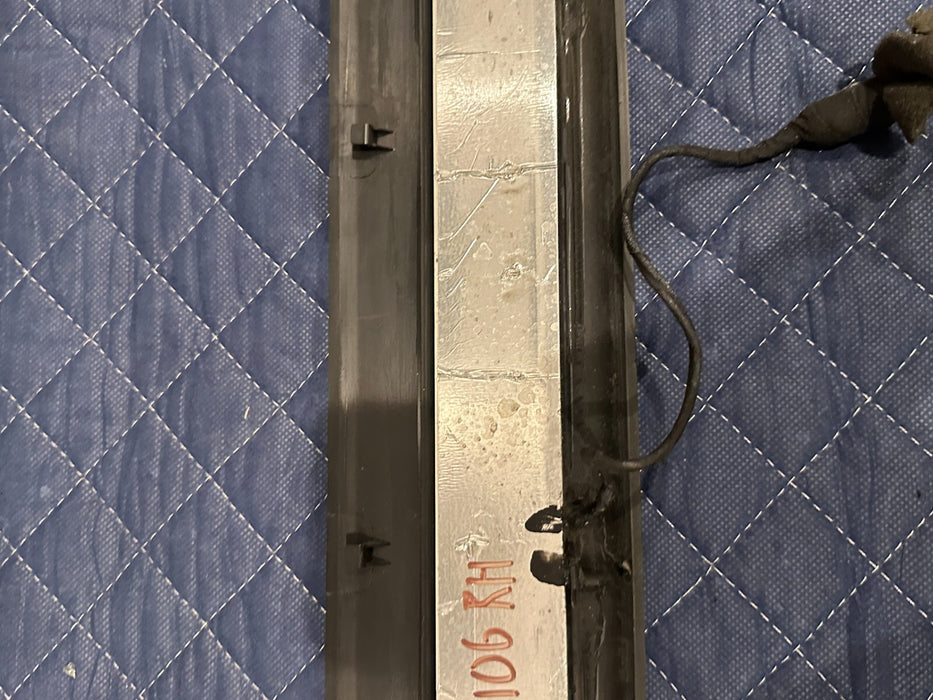 2014 AUDI R8 FRONT PASSENGER RIGHT ILLUMINATED KICK SCUFF SILL PLATE 420 853 372