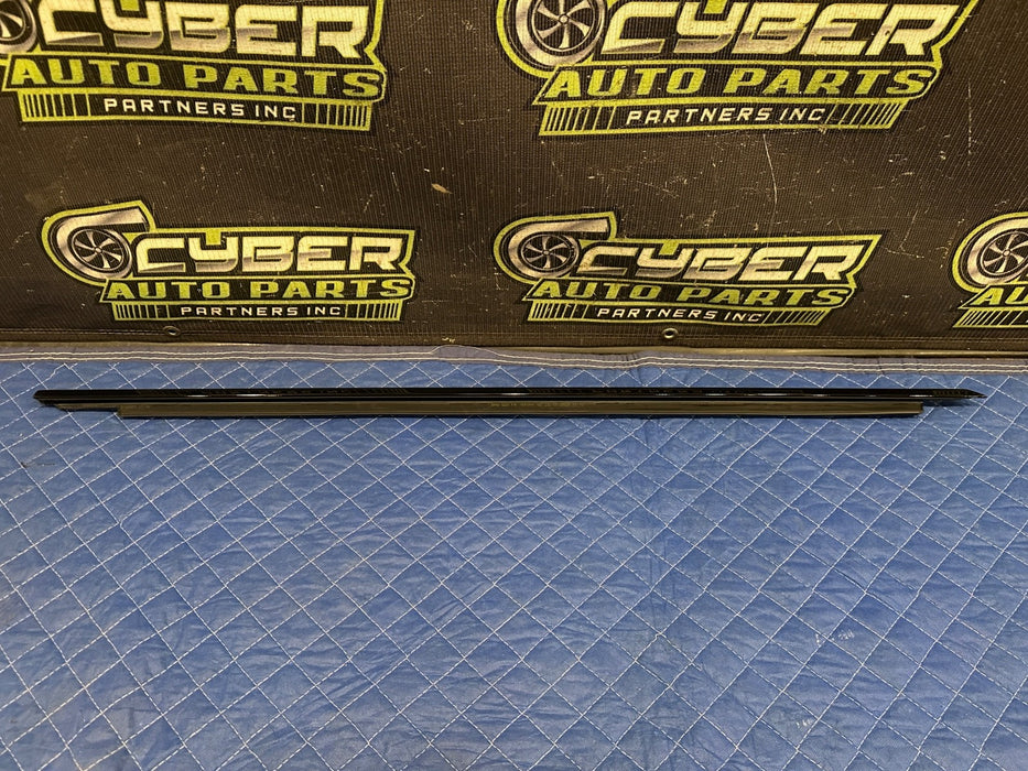 2024 BMW M3 M4 G80 G82 FRONT RIGHT BLACK DOOR WINDOW BELT OEM 7465150