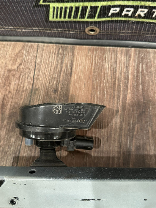 2017-18 AUDI R8 MOUNTING BRACKET W LEFT RIGHT HORN ASSEMBLY OEM