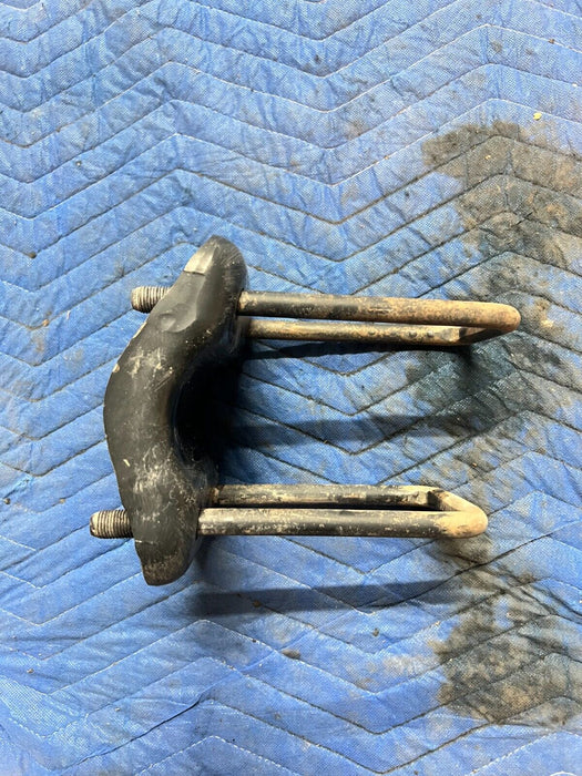 2016-19 NISSAN TITAN XD REAR LEFT DRIVER LEAF SPRING MOUNT PLATE W/ U BOLTS OEM